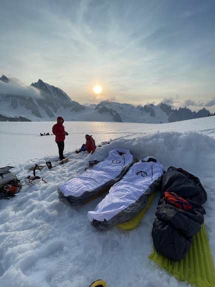 Dent du Géant, Monte Bianco, Kilian Moni, Mathis Garayt, Arthur Poindefert - Mathis Garayt, Arthur Poindefert e Kilian Moni durante la prima ripetizione di Coeur de Géant sulla parete NO del Dente del Gigante, massiccio del Monte Bianco il 17/06/2023