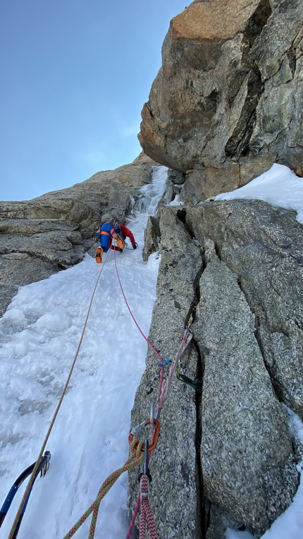 Dent du Géant, Monte Bianco, Kilian Moni, Mathis Garayt, Arthur Poindefert - Mathis Garayt, Arthur Poindefert e Kilian Moni durante la prima ripetizione di Coeur de Géant sulla parete NO del Dente del Gigante, massiccio del Monte Bianco il 17/06/2023