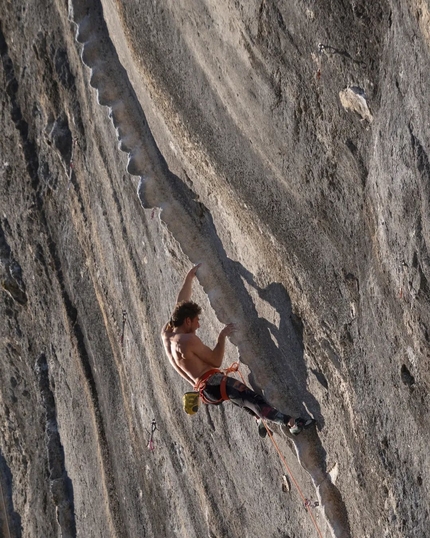 Pablo Recourt, Searching for the best 8a in France - Pablo Recourt climbing Dinosaure 8a+ at Seynes, Bike & Climb searching for the best 8a in France