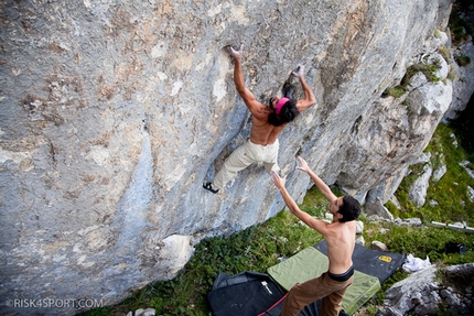 Abruzzo - Roberto Parisse su un boulder di 7b, Vado di Sole