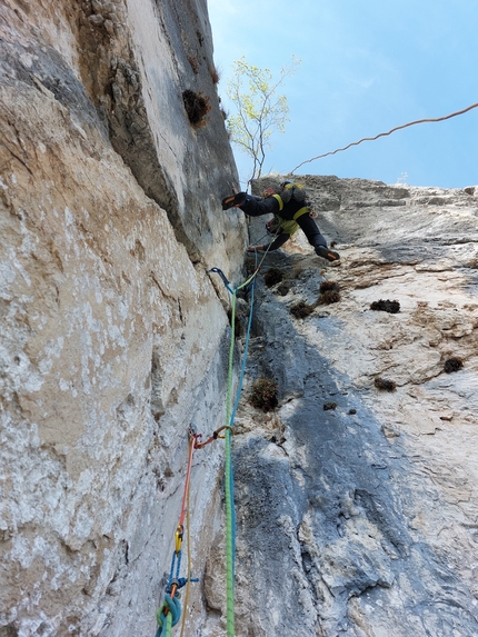 Via del Grola, Cima Capi, Valle del Sarca, Francesco Salvaterra, Jacopo Pellizzari - La prima ripetizione di Via del Grola alla Cima Capi in Valle del Sarca (Jacopo Pellizzari, Francesco Salvaterra 18/04/2023