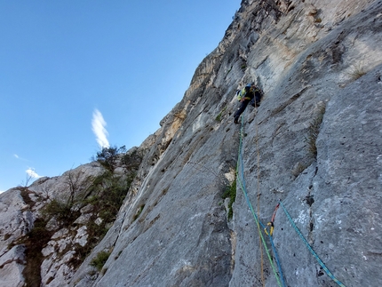 Via del Grola, Cima Capi, Valle del Sarca, Francesco Salvaterra, Jacopo Pellizzari - La prima ripetizione di Via del Grola alla Cima Capi in Valle del Sarca (Jacopo Pellizzari, Francesco Salvaterra 18/04/2023