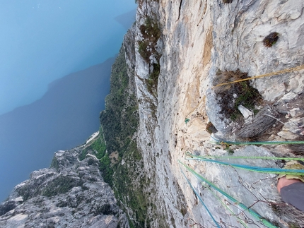 Via del Grola, Cima Capi, Valle del Sarca, Francesco Salvaterra, Jacopo Pellizzari - La prima ripetizione di Via del Grola alla Cima Capi in Valle del Sarca (Jacopo Pellizzari, Francesco Salvaterra 18/04/2023