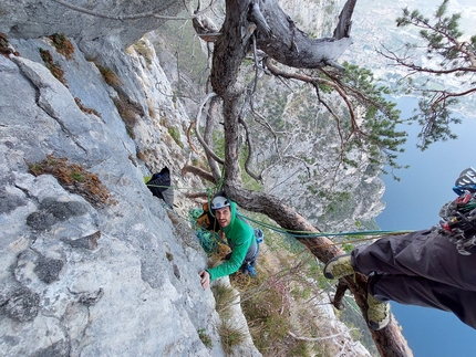 Via del Grola, Cima Capi, Valle del Sarca, Francesco Salvaterra, Jacopo Pellizzari - La prima ripetizione di Via del Grola alla Cima Capi in Valle del Sarca (Jacopo Pellizzari, Francesco Salvaterra 18/04/2023