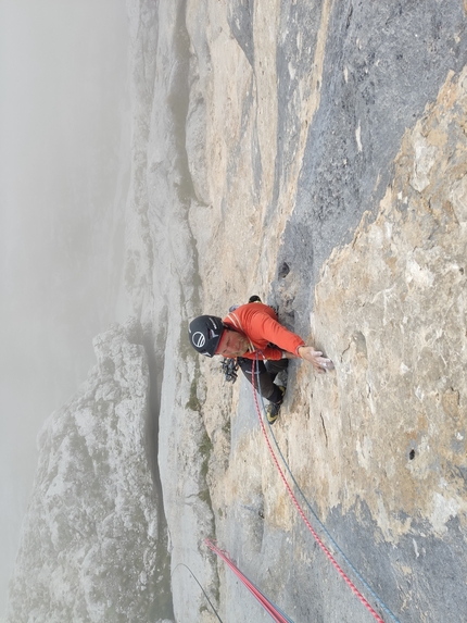 Spiz d’Agner, Dolomiti, Barbari nel TAO, Nicolò Geremia, Mirco Grasso - Nicolo Geremia e Mirco Grasso in apertura su Barbari nel TAO, Spiz d’Agner, Dolomiti 