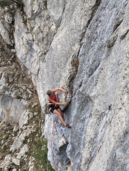 Genna Croce, Sardegna - Francesca Cattaino su Strade dell'Est a Le Ginestre, Genna Croce, Sardegna