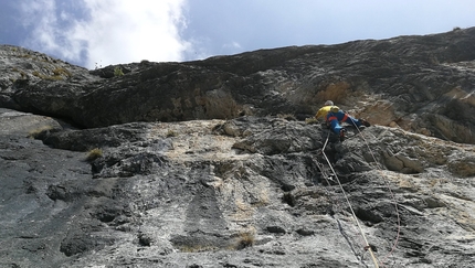 Cima Cee, Val di Tovel, Dolomiti di Brenta, Luca Giupponi, Rolando Larcher - Recessione Globale alla Cima Cee nelle Dolomiti di Brenta: Luca Giupponi in apertura 5° tiro