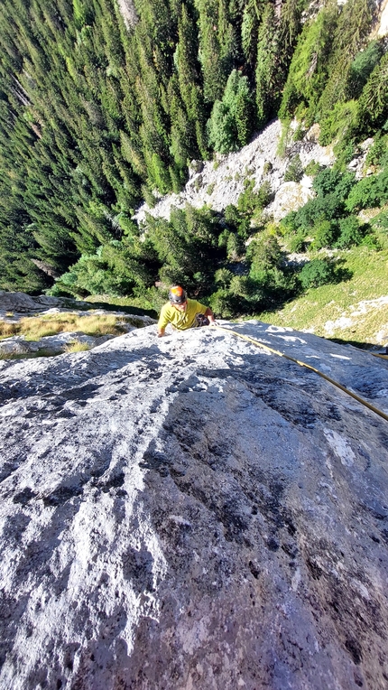 Cima Cee, Val di Tovel, Dolomiti di Brenta, Luca Giupponi, Rolando Larcher - Recessione Globale alla Cima Cee nelle Dolomiti di Brenta: Rolando Larcher sul 3° tiro