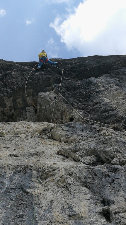 Cima Cee, Val di Tovel, Dolomiti di Brenta, Luca Giupponi, Rolando Larcher - Recessione Globale alla Cima Cee nelle Dolomiti di Brenta: Luca Giupponi in apertura 5° tiro