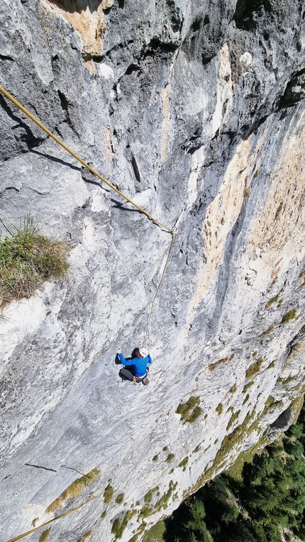 Cima Cee, Val di Tovel, Brenta Dolomites, Luca Giupponi, Rolando Larcher - Recessione Globale on Cima Cee in the Brenta Dolomites: Luca Giupponi redpointing pitch 6