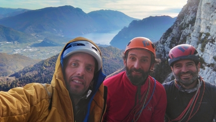 Utopia, Pilastro Alma, Monte Misone, Val Lomasone - Jacopo Biserni, Claudio Sartorelli e Riccardo Russo durante l'apertura di 'Utopia' al Pilastro Alma, Monte Misone. Alle loro spalle il Lago di Garda