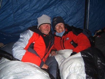 Makalu 2007 - Romano Benet and Nives Meroi at an intermediate camp on Everest