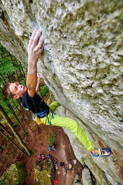 Pepa Šindel (15) ripete due 9a, Hypoxia extension in Slovacchia e Sever The Wicked Hand in Frankenjura