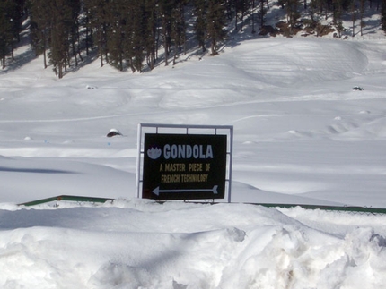 Kashmiri Powder - Il cartello posizionato all'ingresso del paese