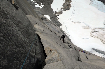 I 40 ruggenti e 'Osa, ma non troppo', Cerro Cota 2000 (Paine, Patagonia) - Andando all'attacco, dietro lato sinistro orografico Valle dei Frances Espada-Mascara-Cuerno (Elio Orlandi, Michele Cagol, Fabio Leoni, Rolando Larcher)