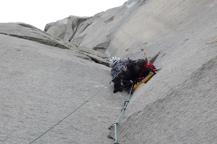 I 40 ruggenti e 'Osa, ma non troppo', Cerro Cota 2000 (Paine, Patagonia) - I carichi in pool position (Elio Orlandi, Michele Cagol, Fabio Leoni, Rolando Larcher)