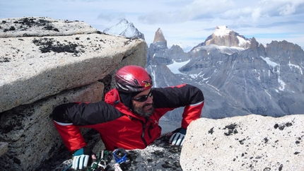 I 40 ruggenti e 'Osa, ma non troppo', Cerro Cota 2000 (Paine, Patagonia) - Rolando Larcher sul nono tiro (Elio Orlandi, Michele Cagol, Fabio Leoni, Rolando Larcher)