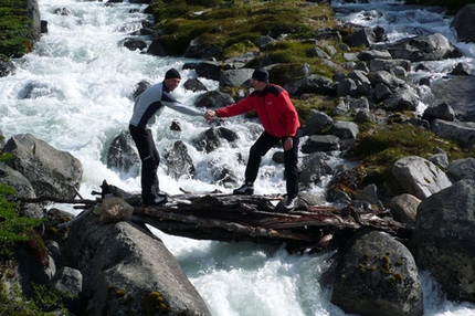 I 40 ruggenti e 'Osa, ma non troppo', Cerro Cota 2000 (Paine, Patagonia) - Rolando Larcher sul decimo tiro Changing Dihedral dopo dell'obbligatorio (Elio Orlandi, Michele Cagol, Fabio Leoni, Rolando Larcher)