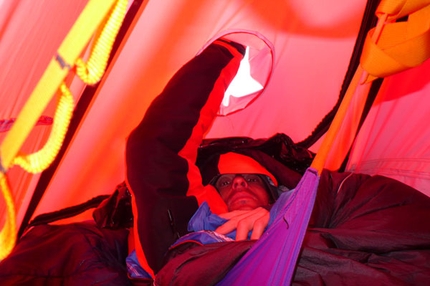 I 40 ruggenti e 'Osa, ma non troppo', Cerro Cota 2000 (Paine, Patagonia) - Elio Orlaldi con zainetto ortopedico da rientro (Elio Orlandi, Michele Cagol, Fabio Leoni, Rolando Larcher)