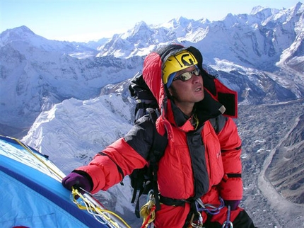 Spedizione giapponese sulla sud del Lhotse - A fine dicembre una spedizione giapponese guidata da Osamu Tanabe è riuscita a salire la parete sud del Lhotse (8516m) in inverno, ma si è fermata a 40m dalla cima.