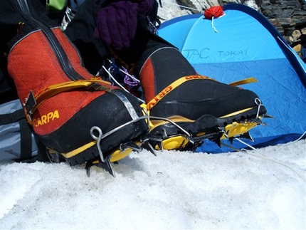 Japanese expedition climbs Lhotse South Face - At the end of December a Japanese expedition led by Osamu Tanabe managed to climb the south Fasce of Lhotse (8516m) in winter, but turned back 40m short of the summit.