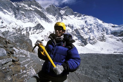 Japanese expedition climbs Lhotse South Face - At the end of December a Japanese expedition led by Osamu Tanabe managed to climb the south Fasce of Lhotse (8516m) in winter, but turned back 40m short of the summit.