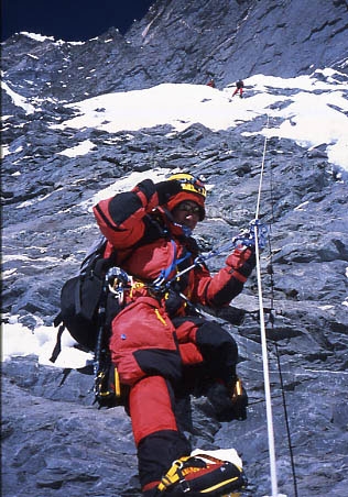 Spedizione giapponese sulla sud del Lhotse - A fine dicembre una spedizione giapponese guidata da Osamu Tanabe è riuscita a salire la parete sud del Lhotse (8516m) in inverno, ma si è fermata a 40m dalla cima.