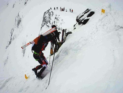 Tour du Rutor 2006, Arvier, Valle d'Aosta - Blanc passa in testa in cima alla prima salita (uscita dal canalino d'accesso al ghiacciaio del Chateau Banc