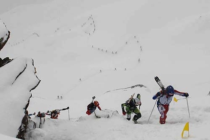 Tour du Rutor 2006, Arvier, Valle d'Aosta - Passaggio nel canalino in cima alla prima salita con, sullo sfondo, la fila degli atleti