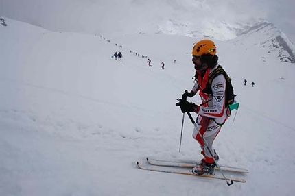 Tour du Rutor 2006, Arvier, Valle d'Aosta - La guida alpina Marco Tosi verso l'ultimo cambio pelli