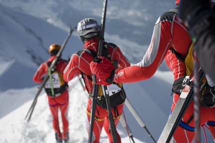 Il Mezzalama dei record: tutta gara - Il 29/05 il team italo-svizzero Giacomelli-Pellissier-Troillet si è aggiudicato il XVI Mezzalama. Tra le donne vittoria delle straordinarie Martinelli- Pedranzini-G.Pellissier con il record femminile della corsa. Nel servizio: tutta la cronaca di Simone Bobbio, le foto e il diario della gara vista da dentro di Lorenzo Scandroglio e le immagini doc di Davide Camisasca.