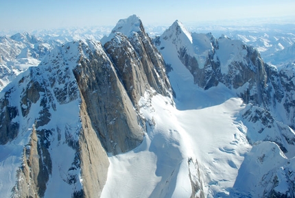 La grande traversata del Denali - Michele Barbiero e Giuliano De Marchi tra marzo e aprile hanno compiuto la traversata del Denali (Mount McKinley 6.192) in Alaska. Una bella avventura e un gran tour di 115 km passando per la (freddissima) cima della montagna più alta del Nord America...