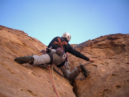 Arrampicare nel Wadi Rum - Al confine tra la Giordania e l' Arabia Saudita, il deserto del Wadi Rum, per vivere l'arrampicata da mille e una notte...