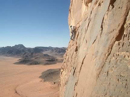 Arrampicare nel Wadi Rum - Al confine tra la Giordania e l' Arabia Saudita, il deserto del Wadi Rum, per vivere l'arrampicata da mille e una notte...