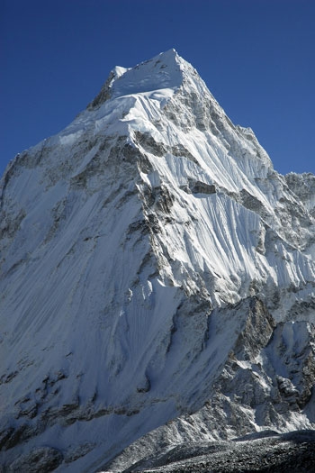 Alpinismo: Kammerlander e Unterkircher in vetta allo Jasemba - Il 22/05 alle ore 15,00 Hans Kammerlander e Karl Unterkircher hanno raggiunto la vetta dello Jasemba (7350m, Nepal) realizzando la prima salita della parete sud.