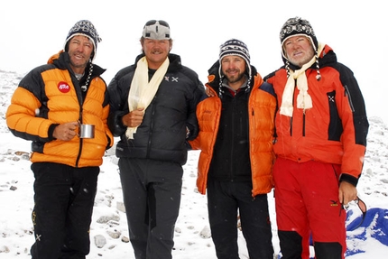 Kammerlander and Unterkircher summit Jasemba (7350m) Nepal - At 15.00 on 22/05 Hans Kammerlander and Karl Unterkircher made the first ascent of the south Face of Jasemba (7350m, Nepal).