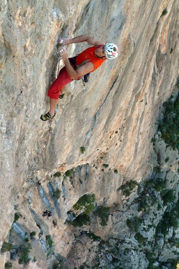 Prima libera di Mezzogiorno di fuoco per Larcher (Sardegna) - Il 6 maggio 2007 Rolando Larcher ha realizzato la prima salita in libera di Mezzogiorno di fuoco (270m, 8b max, 7c obbligatorio) alla Punta Giradili (Sardegna), via aperta dallo stesso Larcher insieme a Maurizio Oviglia e Roberto Vigiani nel giugno 2006.