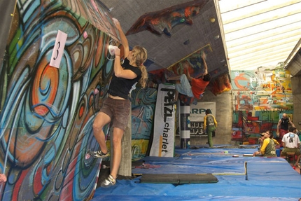 Coppa Italia Boulder e Dry Tooling di Gandino, i risultati - Il 26-27/05 a Gandino (Bg) Gabriele Moroni e Roberta Longo hanno vinto la seconda tappa della Coppa Italia Boulder, davanti a Michele Caminati e Cassandra Zampar (2° posto) e Stefano Ghidini e Claudia battaglia (3°). Raffaele Mercuriali e Angelika Rainer si sono aggiudicati invece la seconda prova della Coppa Italia di Dry tooling precedendo Mauro Rizzi e Barbara Zwerger  (2°) e Matteo Rivadossi e Silvia Cian (3°).