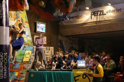 Coppa Italia Boulder e Dry Tooling di Gandino, i risultati - Il 26-27/05 a Gandino (Bg) Gabriele Moroni e Roberta Longo hanno vinto la seconda tappa della Coppa Italia Boulder, davanti a Michele Caminati e Cassandra Zampar (2° posto) e Stefano Ghidini e Claudia battaglia (3°). Raffaele Mercuriali e Angelika Rainer si sono aggiudicati invece la seconda prova della Coppa Italia di Dry tooling precedendo Mauro Rizzi e Barbara Zwerger  (2°) e Matteo Rivadossi e Silvia Cian (3°).