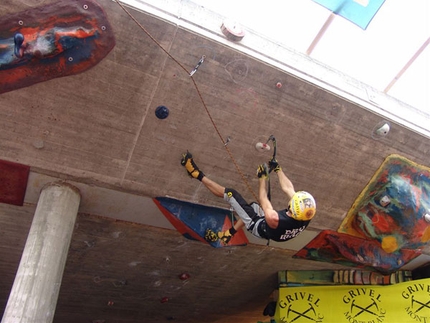 Coppa Italia Boulder e Dry Tooling di Gandino, i risultati - Il 26-27/05 a Gandino (Bg) Gabriele Moroni e Roberta Longo hanno vinto la seconda tappa della Coppa Italia Boulder, davanti a Michele Caminati e Cassandra Zampar (2° posto) e Stefano Ghidini e Claudia battaglia (3°). Raffaele Mercuriali e Angelika Rainer si sono aggiudicati invece la seconda prova della Coppa Italia di Dry tooling precedendo Mauro Rizzi e Barbara Zwerger  (2°) e Matteo Rivadossi e Silvia Cian (3°).