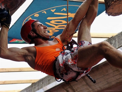 Coppa Italia Boulder e Dry Tooling di Gandino, i risultati - Il 26-27/05 a Gandino (Bg) Gabriele Moroni e Roberta Longo hanno vinto la seconda tappa della Coppa Italia Boulder, davanti a Michele Caminati e Cassandra Zampar (2° posto) e Stefano Ghidini e Claudia battaglia (3°). Raffaele Mercuriali e Angelika Rainer si sono aggiudicati invece la seconda prova della Coppa Italia di Dry tooling precedendo Mauro Rizzi e Barbara Zwerger  (2°) e Matteo Rivadossi e Silvia Cian (3°).