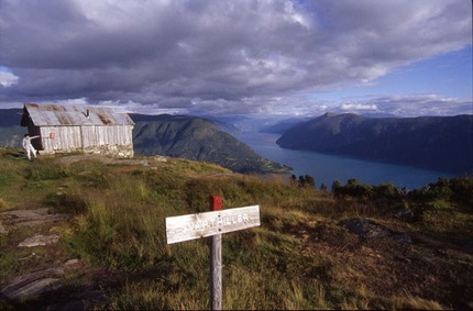 Fjordtrek: Norvegia da vertigini - Il viaggio fantastico nella Norvegia dei fiordi di Franco Voglino e Annalisa Porporato, alla scoperta del confine tra il cielo, il mare e le altissime pareti delle montagne norvegesi.