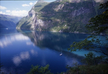 Fjordtrek: Norvegia da vertigini - Il viaggio fantastico nella Norvegia dei fiordi di Franco Voglino e Annalisa Porporato, alla scoperta del confine tra il cielo, il mare e le altissime pareti delle montagne norvegesi.