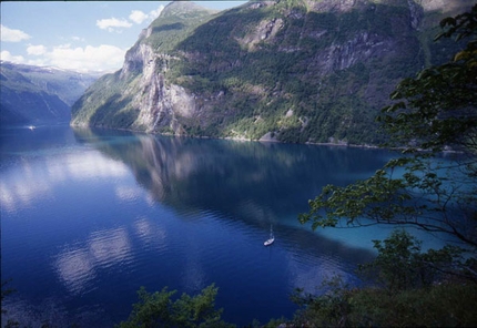 Fjordtrek: Norvegia da vertigini - Il viaggio fantastico nella Norvegia dei fiordi di Franco Voglino e Annalisa Porporato, alla scoperta del confine tra il cielo, il mare e le altissime pareti delle montagne norvegesi.