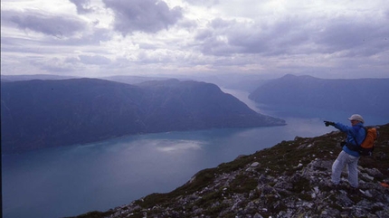 Fjordtrek: Norvegia da vertigini - Il viaggio fantastico nella Norvegia dei fiordi di Franco Voglino e Annalisa Porporato, alla scoperta del confine tra il cielo, il mare e le altissime pareti delle montagne norvegesi.