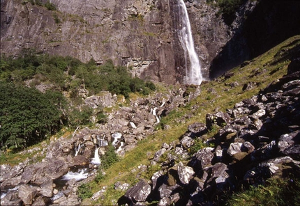 Fjordtrek: Norvegia da vertigini - Il viaggio fantastico nella Norvegia dei fiordi di Franco Voglino e Annalisa Porporato, alla scoperta del confine tra il cielo, il mare e le altissime pareti delle montagne norvegesi.