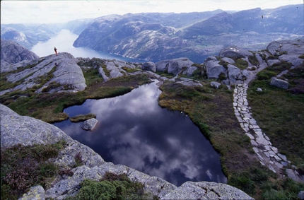 Fjordtrek: Norvegia da vertigini - Il viaggio fantastico nella Norvegia dei fiordi di Franco Voglino e Annalisa Porporato, alla scoperta del confine tra il cielo, il mare e le altissime pareti delle montagne norvegesi.