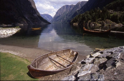 Fjordtrek: Norvegia da vertigini - Il viaggio fantastico nella Norvegia dei fiordi di Franco Voglino e Annalisa Porporato, alla scoperta del confine tra il cielo, il mare e le altissime pareti delle montagne norvegesi.