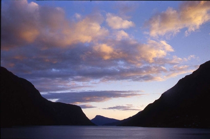 Fjordtrek: Norvegia da vertigini - Il viaggio fantastico nella Norvegia dei fiordi di Franco Voglino e Annalisa Porporato, alla scoperta del confine tra il cielo, il mare e le altissime pareti delle montagne norvegesi.