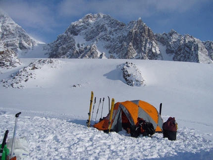 Spitzbergen climbing Expedition to the Atomfjella mountains - In April a mixed Slovenian – Swiss - German headed to Spitzbergen in Norway where they made numerous mixed first ascents. 